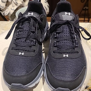 Under Armour athletic shoes youth 5.5/women sz 7. Black and gray.(#46)